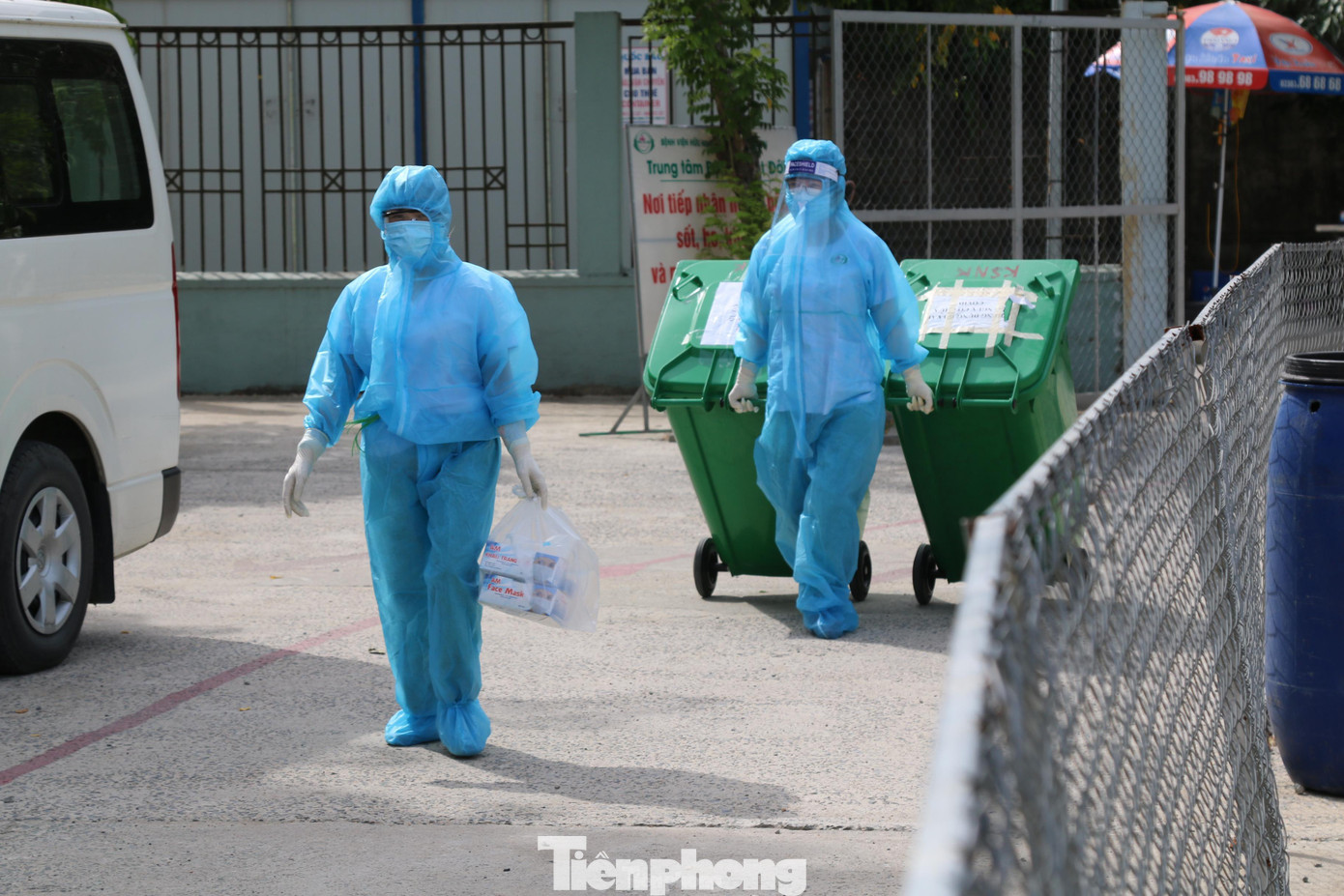 Theo lịch, nhân viên thu dọn vệ sinh sẽ đến tiếp nhận và đưa đi tiêu hủy.