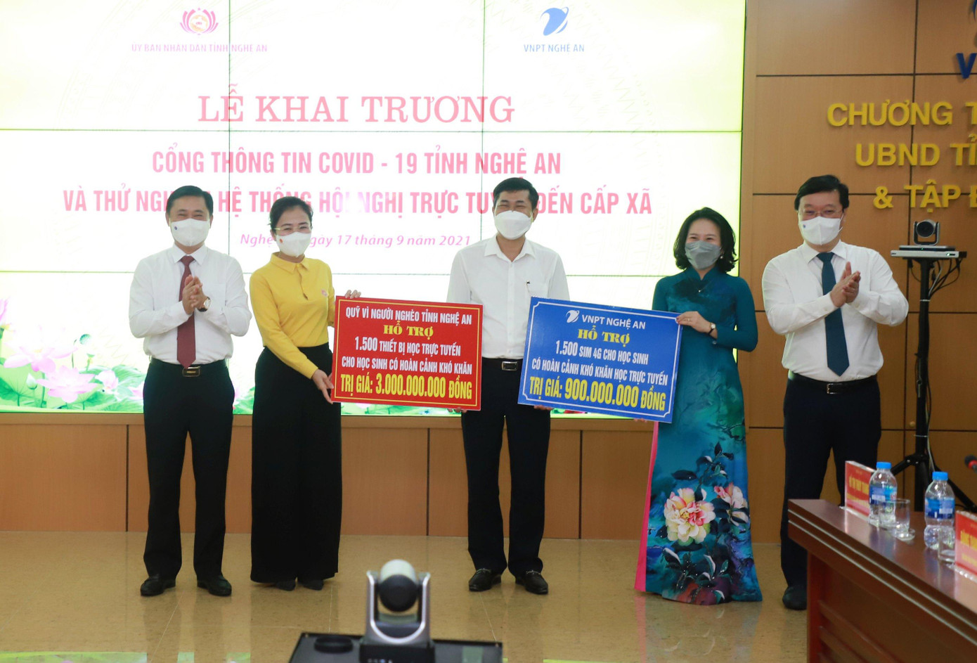 Ông Thái Văn Thành - Giám đốc Sở Giáo dục và Đào tạo Nghệ An thay mặt ngành tiếp nhận những món quà hỗ trợ.