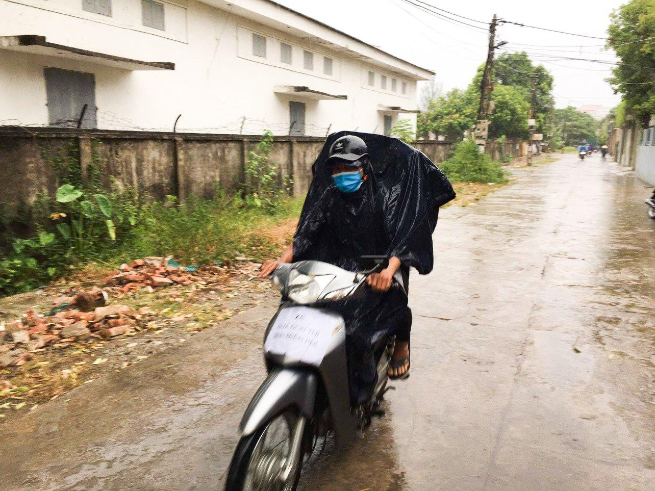 Hình ảnh thanh niên tình nguyện đón sĩ tử trở về nhà sau khi hoàn thành môn thi Ngữ Văn.