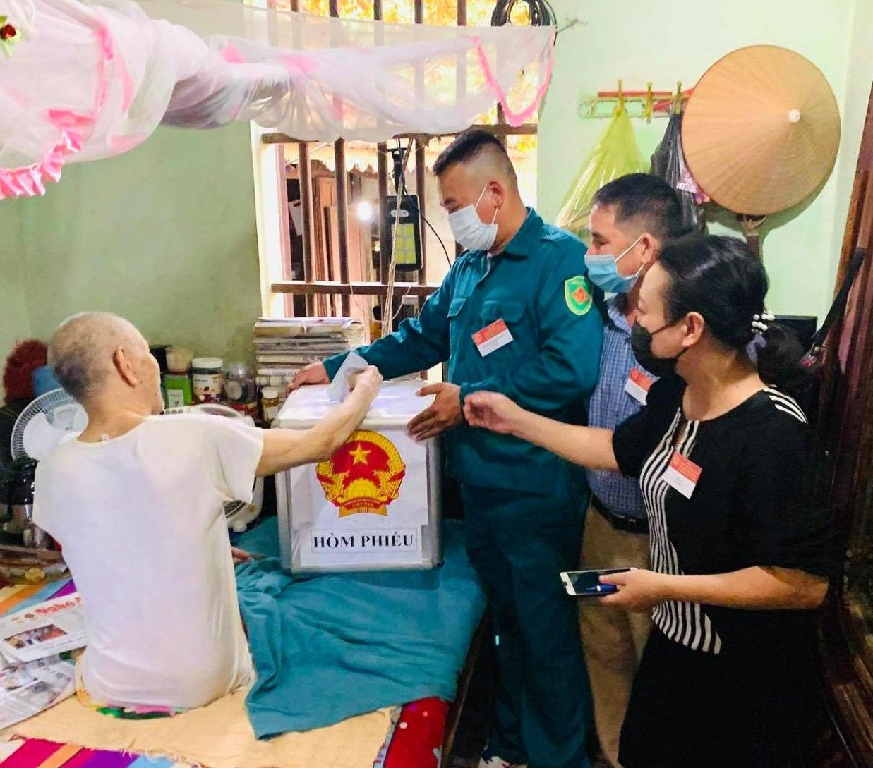 Cử tri Vi Thái Nghĩa (Bản cầu 8, xã Tà Cạ, huyện Kỳ Sơn, Nghệ An), bị liệt hai chân, phải ngồi một chỗ, ủy ban bầu cử xã Tà Cạ đã mang thùng phiếu đến nhà ông Nghĩa để ông bỏ phiếu bầu đại biểu uy tín, ưu tú mà cử tri cao tuổi này tín nhiệm. Ủy ban bầu cử xã Nhôn Mai, huyện Tương Dương (Nghệ An) mang thùng phiếu đến nhà cụ bà trong bản thực hiện quyền công dân.