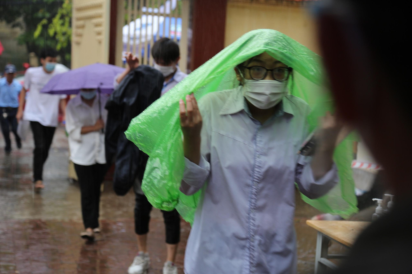 Thời lượng 120 phút cho môn thi Ngữ Văn, thí sinh không khỏi lo lắng bước vào phòng thi.