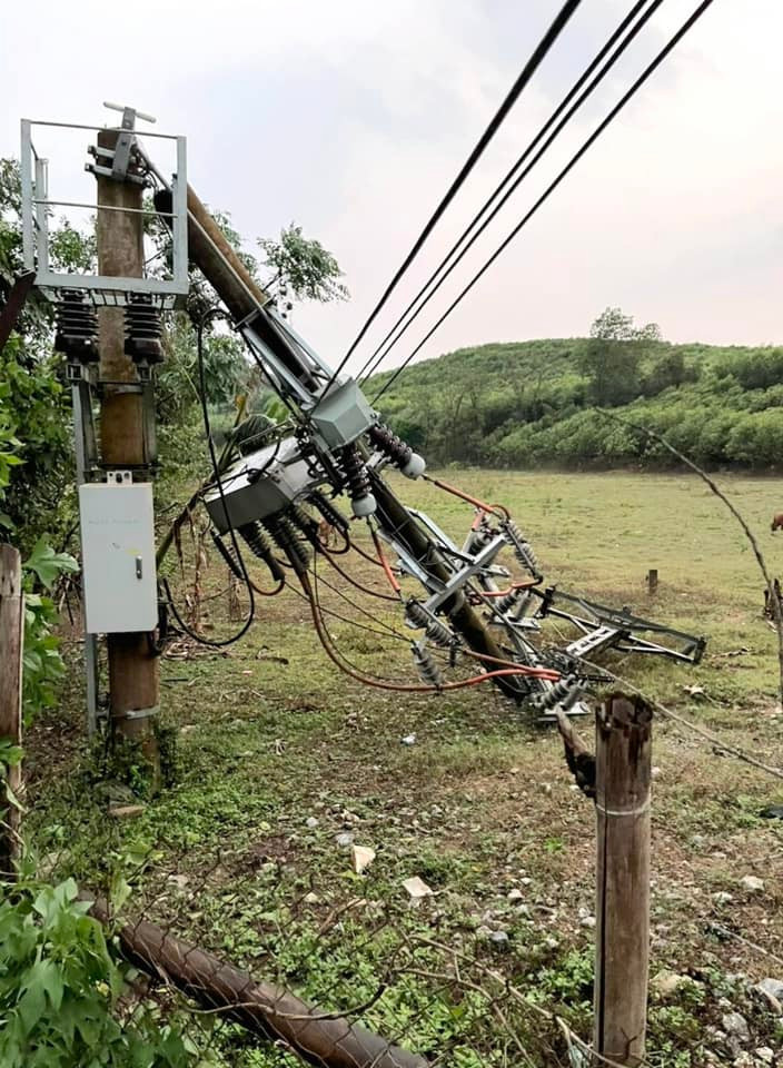 Tại huyện Quỳ Châu, giông lốc không chỉ xảy ra tại thị trấn Tân Lạc mà còn xuất hiện tại địa bàn xã Châu Hạnh, Châu Tiến, Châu Bình. Trong ảnh, trạm biến áp ở xã Châu Hạnh bị gió lốc giật gãy đổ.