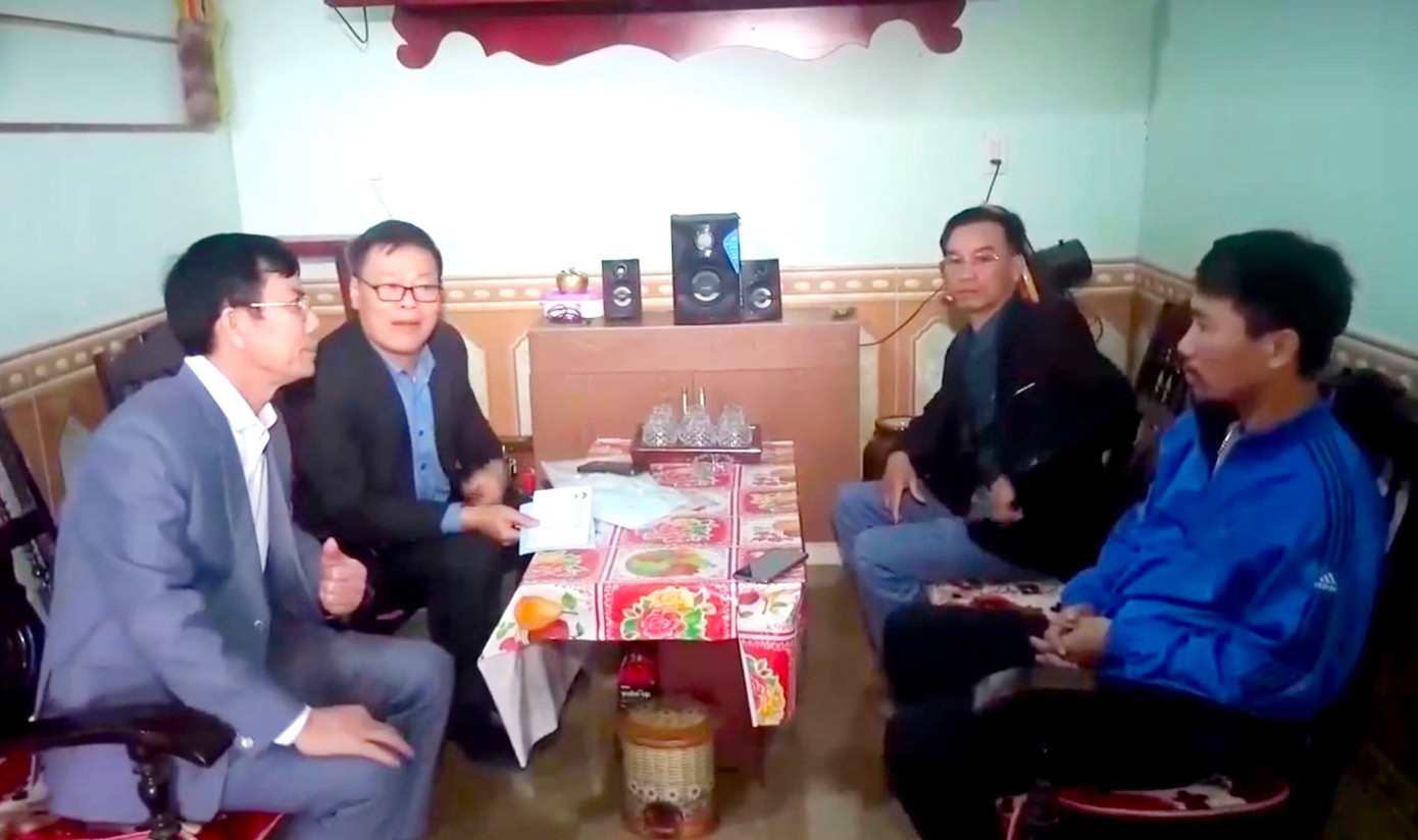 Đại diện lãnh đạo huyện Nghi Lộc và các cơ quan chức năng đến thăm gia đình có người mất và điều trị do mắc bệnh bụi phổi. Đại diện lãnh đạo huyện Nghi Lộc và các cơ quan chức năng đến thăm gia đình có người mất và điều trị do mắc bệnh bụi phổi.