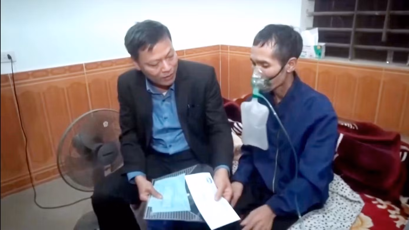 Đại diện MTTQ huyện Nghi Lộc thăm hỏi người lao động mắc bệnh bụi phổi.