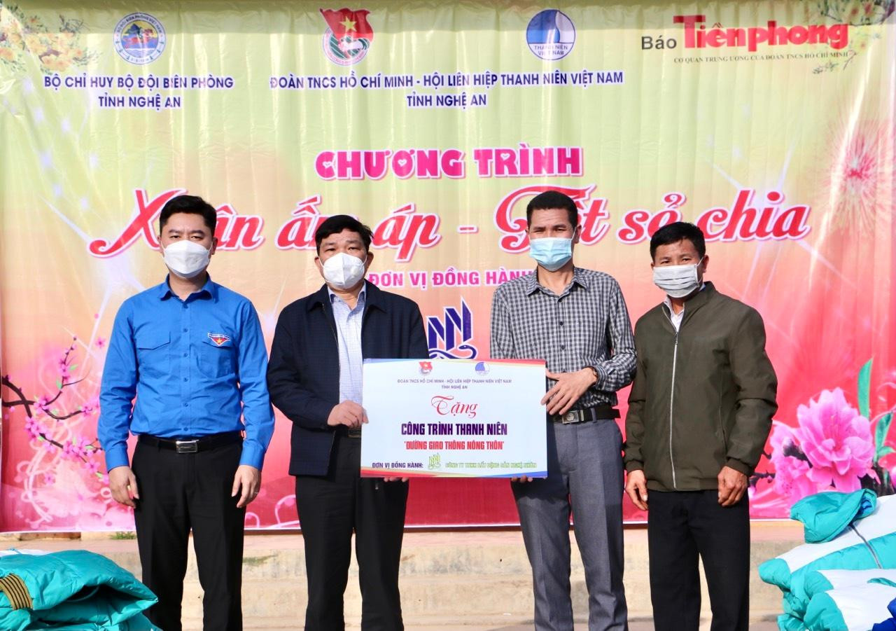 Ông Hoàng Đình Tuấn - Phó Ban Dân vận Tỉnh ủy Nghệ An; anh Lê Văn Lương - Bí thư Tỉnh đoàn Nghệ An trao biển tượng trưng công trình thanh niên do BTC tặng xã Đoọc Mạy, huyện Kỳ Sơn.