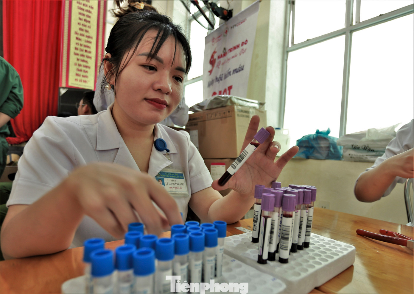 Mỗi nhân viên chuyên tâm làm việc để đảm bảo số lượng, kết quả chính xác.