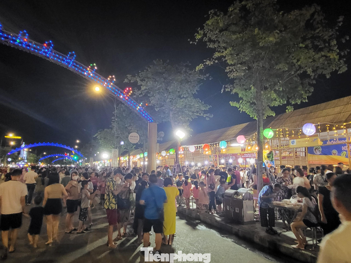 “Tuần lễ sản phẩm Hà Nội-Nghệ An 2022” diễn ra từ ngày 10/6-12/6 tại Phố đi bộ thành phố Vinh (Nghệ An) do Trung tâm Xúc tiến Đầu tư, Thương mại, Du lịch Thành phố Hà Nội phối hợp Trung Xúc tiến Đầu tư, Thương mại, Du lịch tỉnh Nghệ An phối hợp tổ chức.