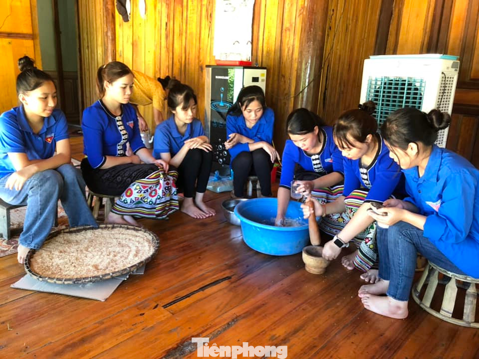 "Hiện nay trên địa bàn xã Châu Tiến cũng đẩy mạnh việc lưu giữ và nhân rộng mô hình rượu men lá này", Chủ nhiệm CLB Lãnh Thị Giang cho biết thêm.