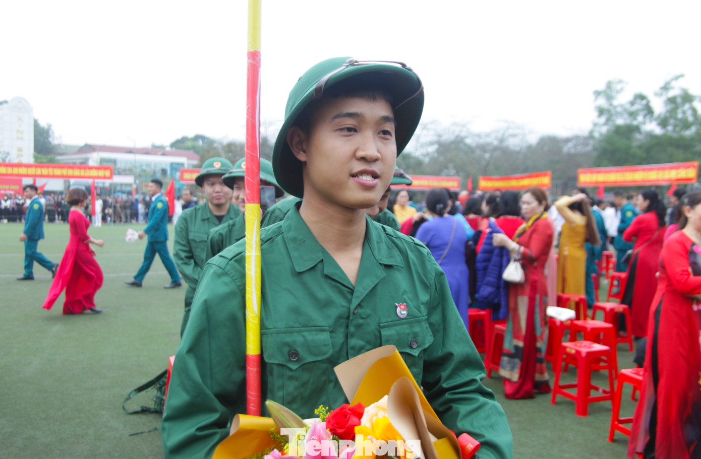 Công dân Võ Văn Quang (SN 2000, trú phường Hưng Bình, TP. Vinh) là 1 trong 27 công dân viết đơn tình nguyện lên đường nhập ngũ trên địa bàn TP. Vinh. Quang chia sẻ, tình nguyện nhập ngũ vì muốn góp sức khỏe, tuổi trẻ của mình cho quân đội và đất nước. Công dân Võ Văn Quang (SN 2000, trú phường Hưng Bình, TP. Vinh) là 1 trong 27 công dân viết đơn tình nguyện lên đường nhập ngũ trên địa bàn TP. Vinh. Quang chia sẻ, tình nguyện nhập ngũ vì muốn góp sức khỏe, tuổi trẻ của mình cho quân đội và đất nước.