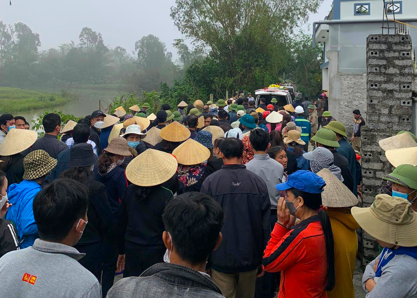 Người thân, hàng xóm tiễn đưa 3 mẹ con chị Hồng về nơi an nghỉ cuối cùng. Người thân, hàng xóm tiễn đưa 3 mẹ con chị Hồng về nơi an nghỉ cuối cùng.