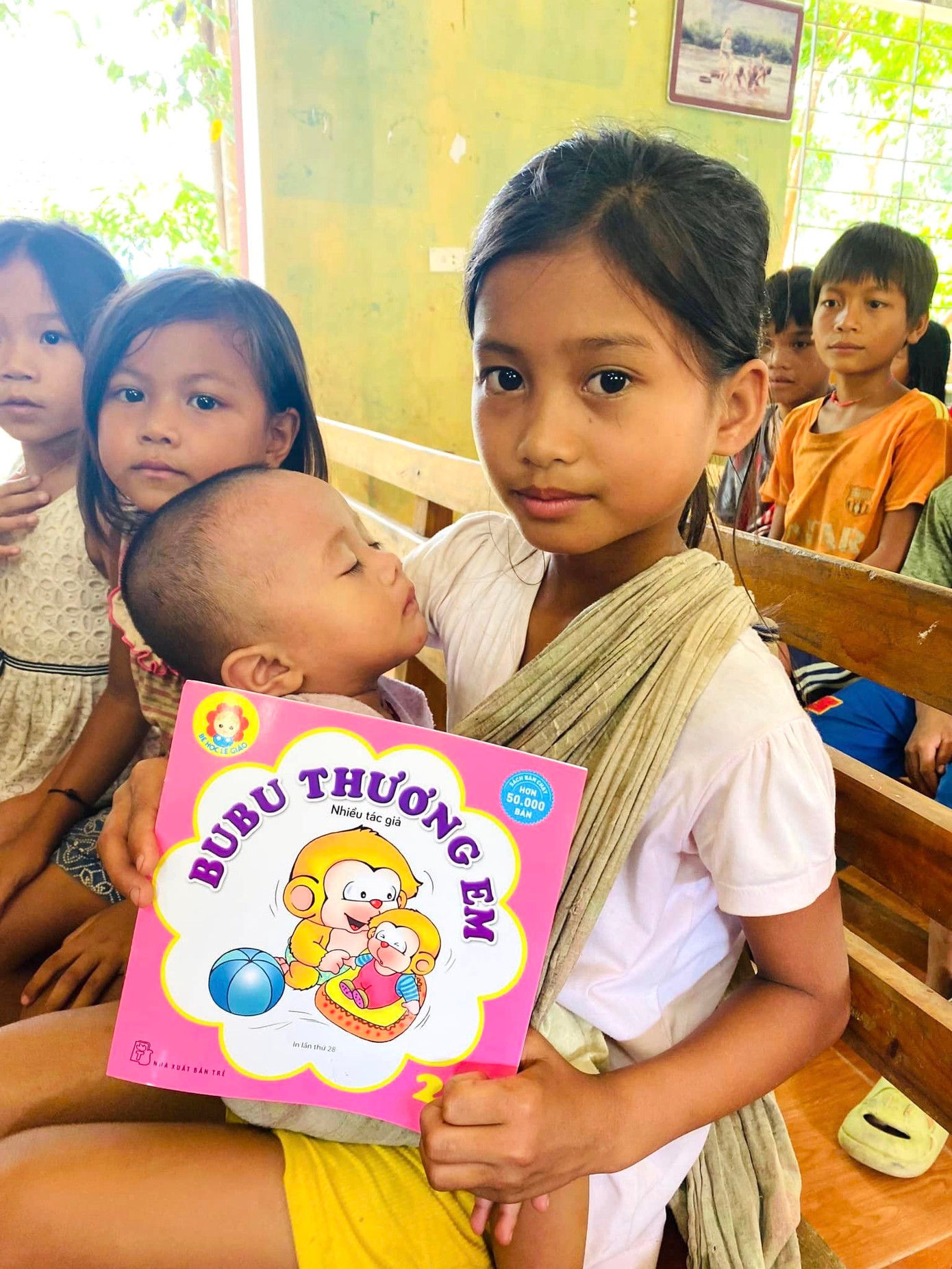 Được tặng những món quà gồm sách, sáp, bút, gấu bông, các em học sinh đều thích thú. &quot;Được tặng vở mới, bút vẽ, lại được các anh chị cắt tóc, gội đầu, chúng em rất vui và tự tin hơn&quot;, em La Văn Huy (trú bản Cò Phạt, 15 tuổi) chia sẻ.