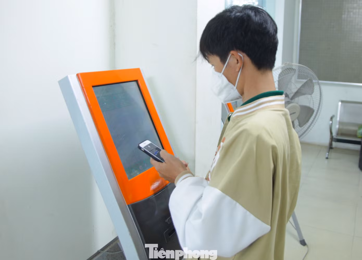Năm nay, người dân đã có thể mua vé online và chỉ việc ra ga in vé điện tử nên không còn cảnh chen lấn, tranh giành nhau mua vé.