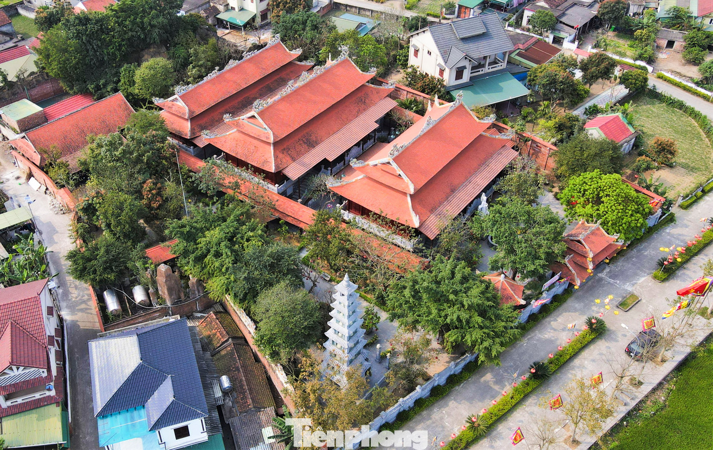 Công trình này được đầu tư số vốn gần 200 tỷ đồng với tổ hợp công trình được thiết kế theo kiến trúc tân cổ giao duyên, với vẻ tráng lệ, linh thiêng. Toàn bộ chi phí xây dựng được vợ chồng một doanh nhân là người trong xã, nay sống ở TP Vinh (Nghệ An) tài trợ.