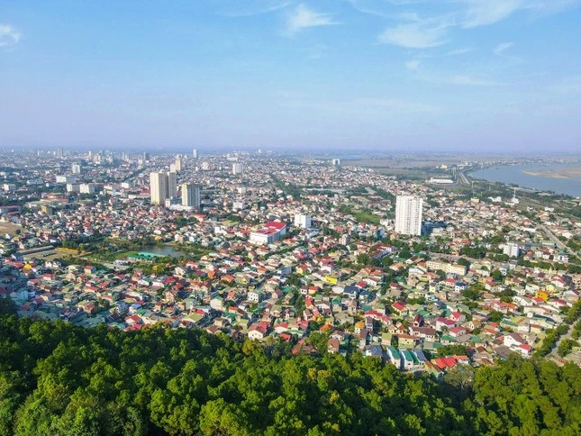 Thành phố Vinh sau khi sáp nhập, điều chỉnh địa giới hành chính gồm 33 xã, phường với diện tích 166,25km2