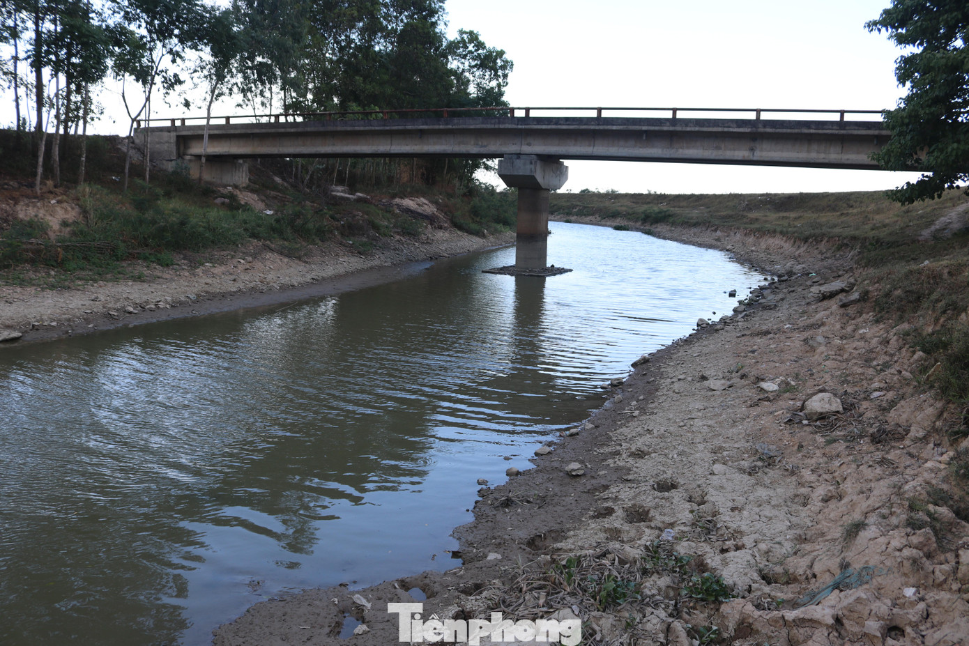 Trước đây, khi khảo sát nhà máy thì sông Hoàng Cần rất nhiều nước, tuy nhiên, những năm trở lại đây, do biến đổi khí hậu nên có những thời điểm lòng sông khô cạn.