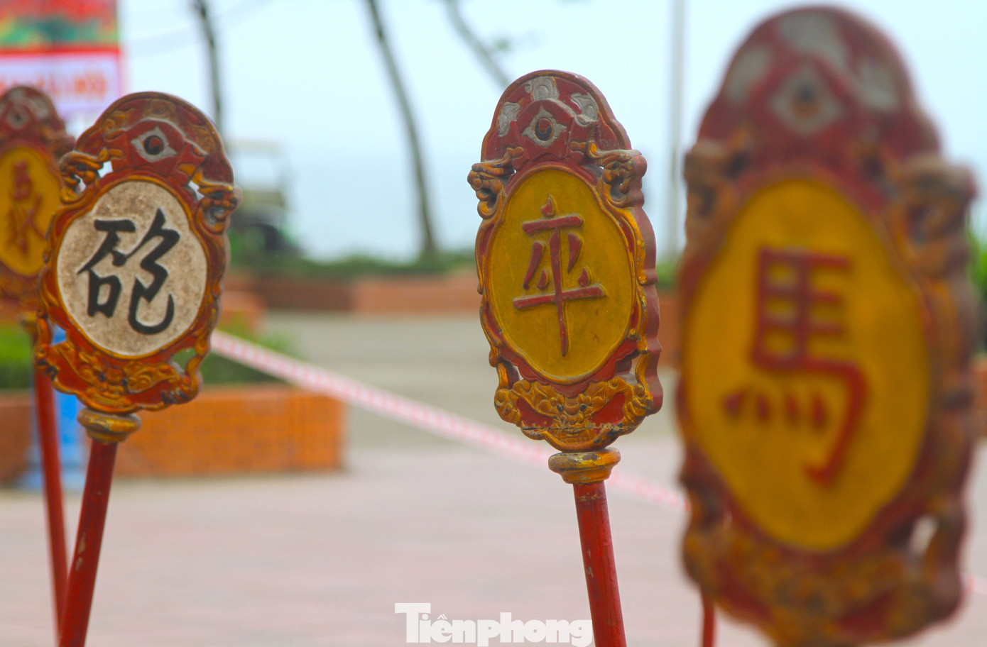 Cờ thẻ sử dụng trong cuộc thi này được làm từ gỗ có cán dài. Mặt cờ được sơn và vẽ hình của các quân cờ. Phía dưới được sử dụng những cục bê tông lớn để cắm thẻ cờ lúc thi đấu.