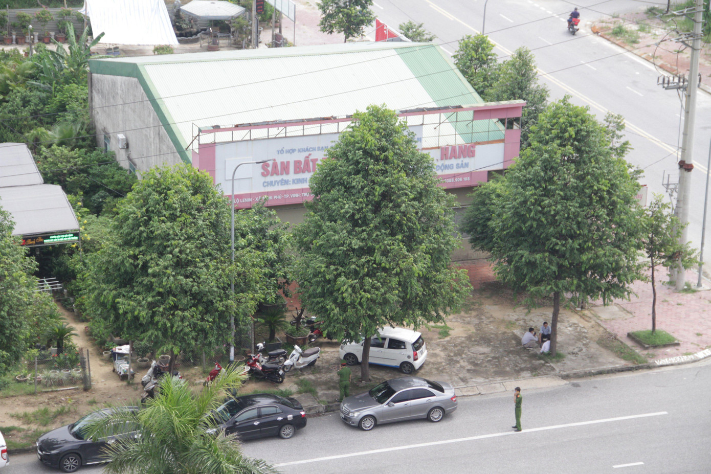 Giám đốc Công ty TNHH TM Minh Khang là bà Nguyễn Thị Thu (65 tuổi, quê Hải Dương) cùng chồng là ông Nguyễn Đình Khang (73 tuổi, Trưởng ban quản lý dự án Khu đô thị Minh Khang) vừa bị Công an tỉnh Nghệ An khởi tố, bắt tạm giam để điều tra hành vi “Lừa đảo chiếm đoạt tài sản”. Giám đốc Công ty TNHH TM Minh Khang là bà Nguyễn Thị Thu (65 tuổi, quê Hải Dương) cùng chồng là ông Nguyễn Đình Khang (73 tuổi, Trưởng ban quản lý dự án Khu đô thị Minh Khang) vừa bị Công an tỉnh Nghệ An khởi tố, bắt tạm giam để điều tra hành vi “Lừa đảo chiếm đoạt tài sản”.