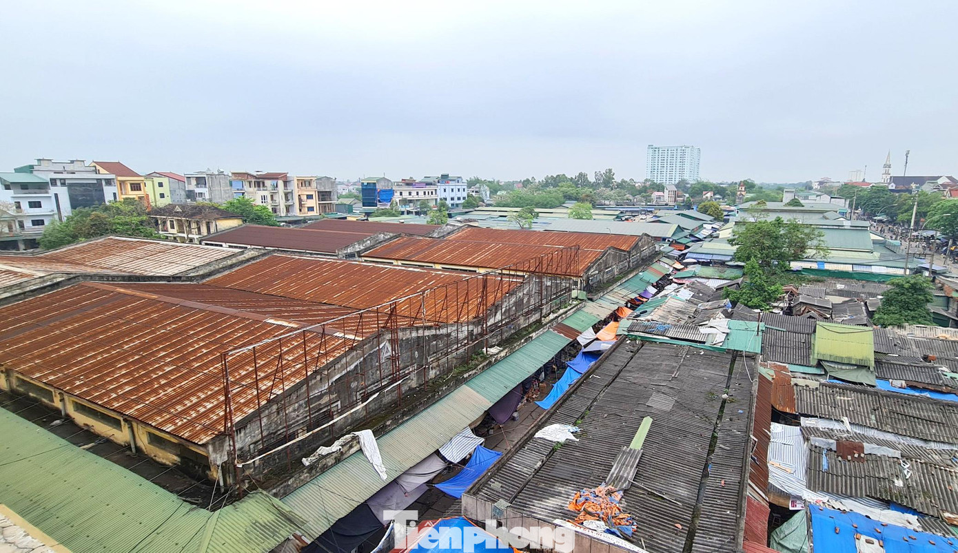 Khởi công xây dựng ngày 30/7/2005, đưa vào hoạt động năm 2008, chợ Vinh là trung tâm thương mại lớn nhất tỉnh Nghệ An, được thiết kế 3 tầng nổi, một tầng hầm, tổng diện tích sàn của 4 tầng là 33.000 m2. Khởi công xây dựng ngày 30/7/2005, đưa vào hoạt động năm 2008, chợ Vinh là trung tâm thương mại lớn nhất tỉnh Nghệ An, được thiết kế 3 tầng nổi, một tầng hầm, tổng diện tích sàn của 4 tầng là 33.000 m2.