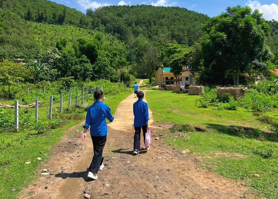 Qua tìm hiểu, nhóm của Bảo Chi chọn trường Tiểu học và THCS xã Quang Phong làm điểm thực hiện trao tặng sách vở. Qua tìm hiểu, nhóm của Bảo Chi chọn trường Tiểu học và THCS xã Quang Phong làm điểm thực hiện trao tặng sách vở.