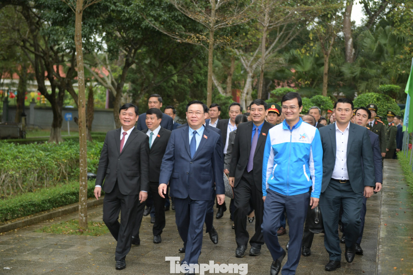 Cùng đi có ông Nguyễn Đắc Vinh - Ủy viên BCH Trung ương Đảng, Ủy viên Ủy ban Thường vụ Quốc hội, Chủ nhiệm Ủy ban Văn hóa, Giáo dục của Quốc hội; Ông Y Thanh Hà Niê K'đăm - Ủy viên BCH Trung ương Đảng, Ủy viên Ủy ban Thường vụ Quốc hội, Chủ tịch Hội đồng dân tộc của Quốc hội; Ông Lê Quang Huy - Ủy viên BCH Trung ương Đảng, Ủy viên Ủy ban Thường vụ Quốc hội, Chủ nhiệm Ủy ban Khoa học công nghệ và môi trường của Quốc hội; Ông Đỗ Trọng Hưng - Ủy viên BCH Trung ương Đảng, Bí thư Tỉnh ủy Thanh Hóa; Anh Bùi Quang Huy - Ủy viên dự khuyết BCH Trung ương Đảng, Bí thư thứ nhất BCH T.Ư Đoàn. Về phía tỉnh Nghệ An có ông Thái Thanh Quý - Ủy viên BCH Trung ương Đảng, Bí thư Tỉnh ủy Nghệ An.