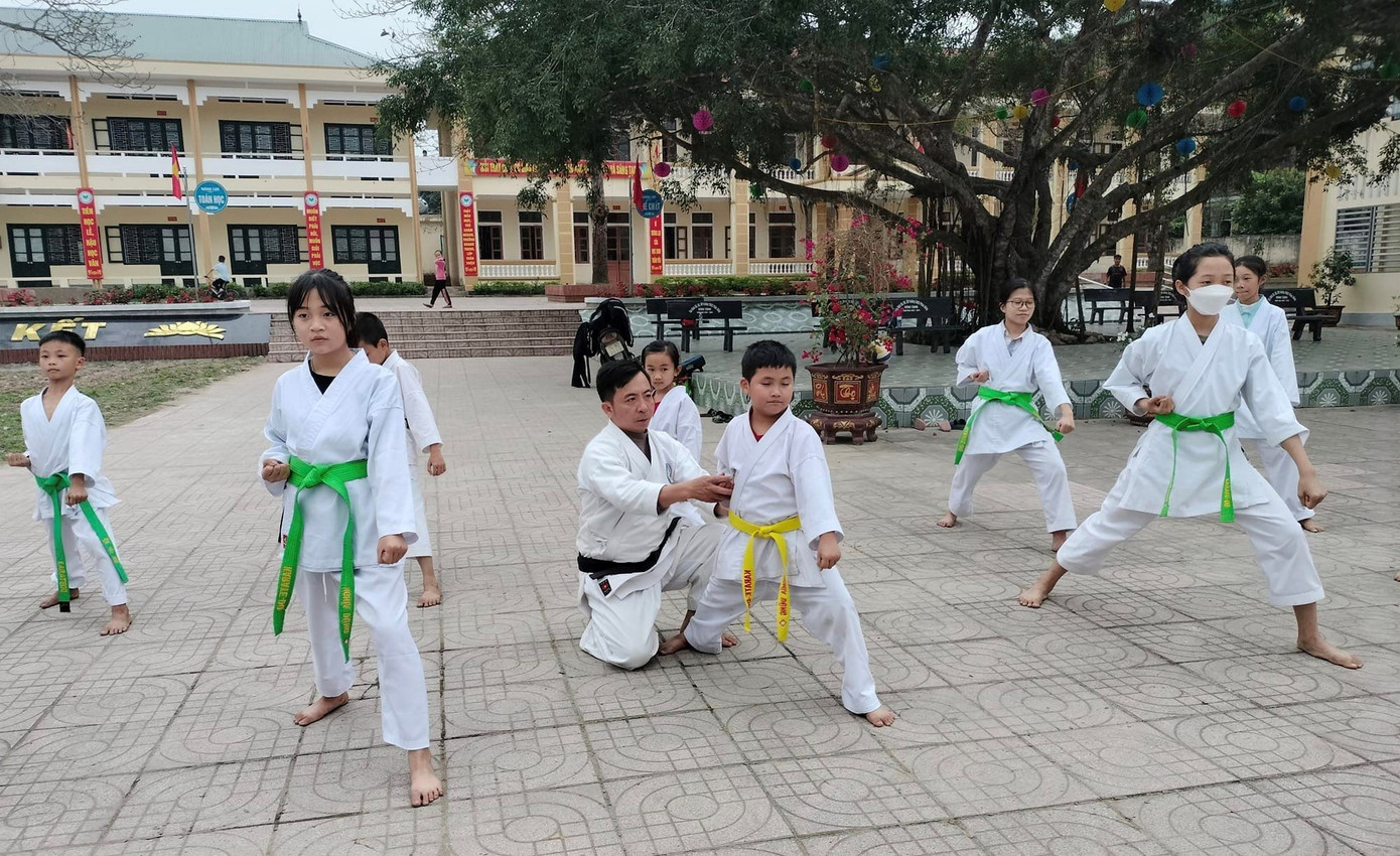 Hàng chục lớp võ do thầy Toàn lập ra ở các trường học.