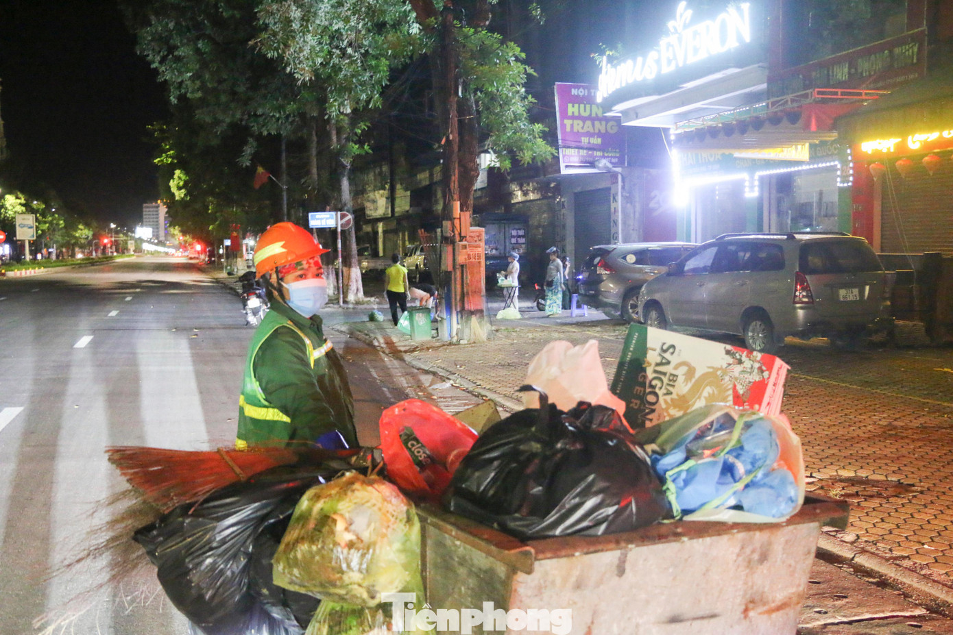 Chị Hương phản ánh, những ngày qua, rác thải y tế nhiều, đặc biệt là trong những lần lấy mẫu xét nghiệm sàng lọc cộng đồng, một số điểm lấy mẫu, rác thải y tế rất nhiều. Chị Hương phản ánh, những ngày qua, rác thải y tế nhiều, đặc biệt là trong những lần lấy mẫu xét nghiệm sàng lọc cộng đồng, một số điểm lấy mẫu, rác thải y tế rất nhiều.