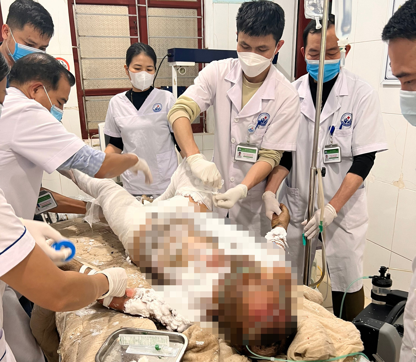 Các y, bác sỹ tiến hành cấp cứu cho anh X. Các y, bác sỹ tiến hành cấp cứu cho anh X.