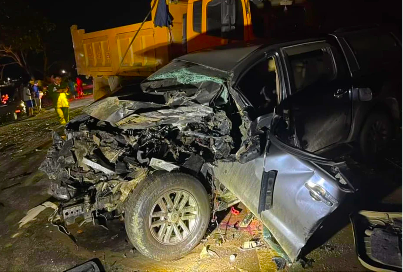 Chiếc xe bán tải nát bét đầu sau tai nạn. Chiếc xe bán tải nát bét đầu sau tai nạn.