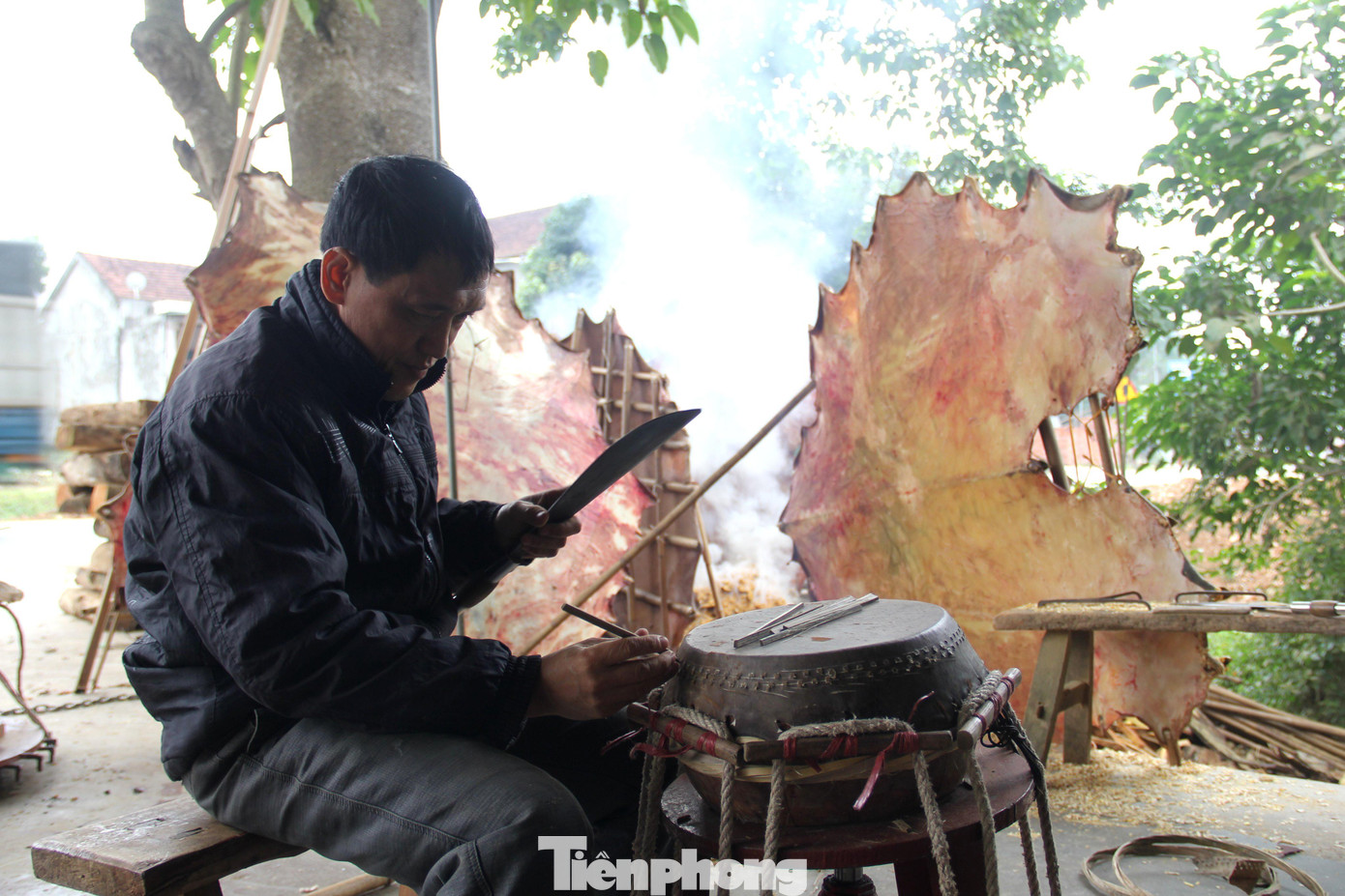 Ông Phan Văn Ngụ (SN 1971) cho biết, trống chủ yếu được làm từ da bò, bởi da bò có âm thanh tốt hơn. Chỉ những loại trống đại cỡ lớn mới phải sử dụng đến da trâu.