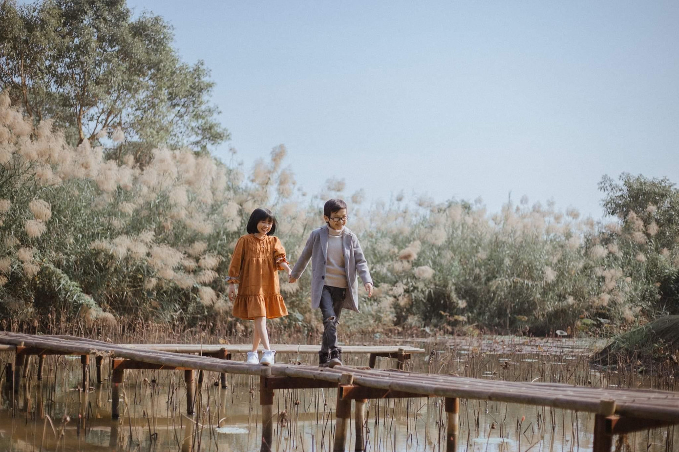 Cặp vợ chồng tí hon chụp hình kỷ niệm 2 năm ngày cưới.