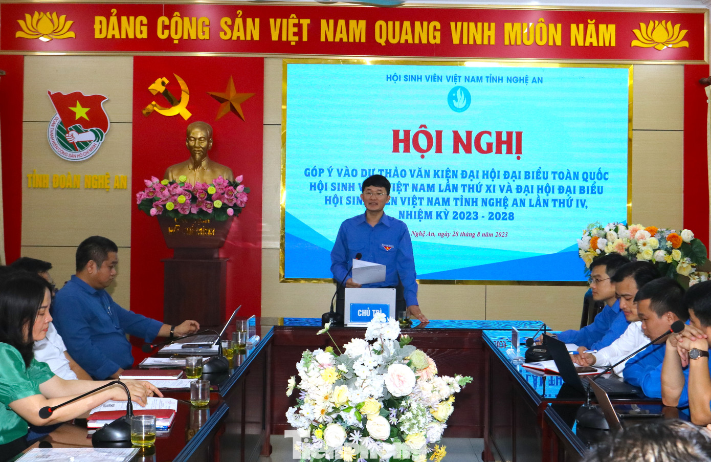 Bí thư Tỉnh Đoàn Lê Văn Lương và Phó Bí thư Tỉnh Đoàn Trần Linh phát biểu tại hội nghị.