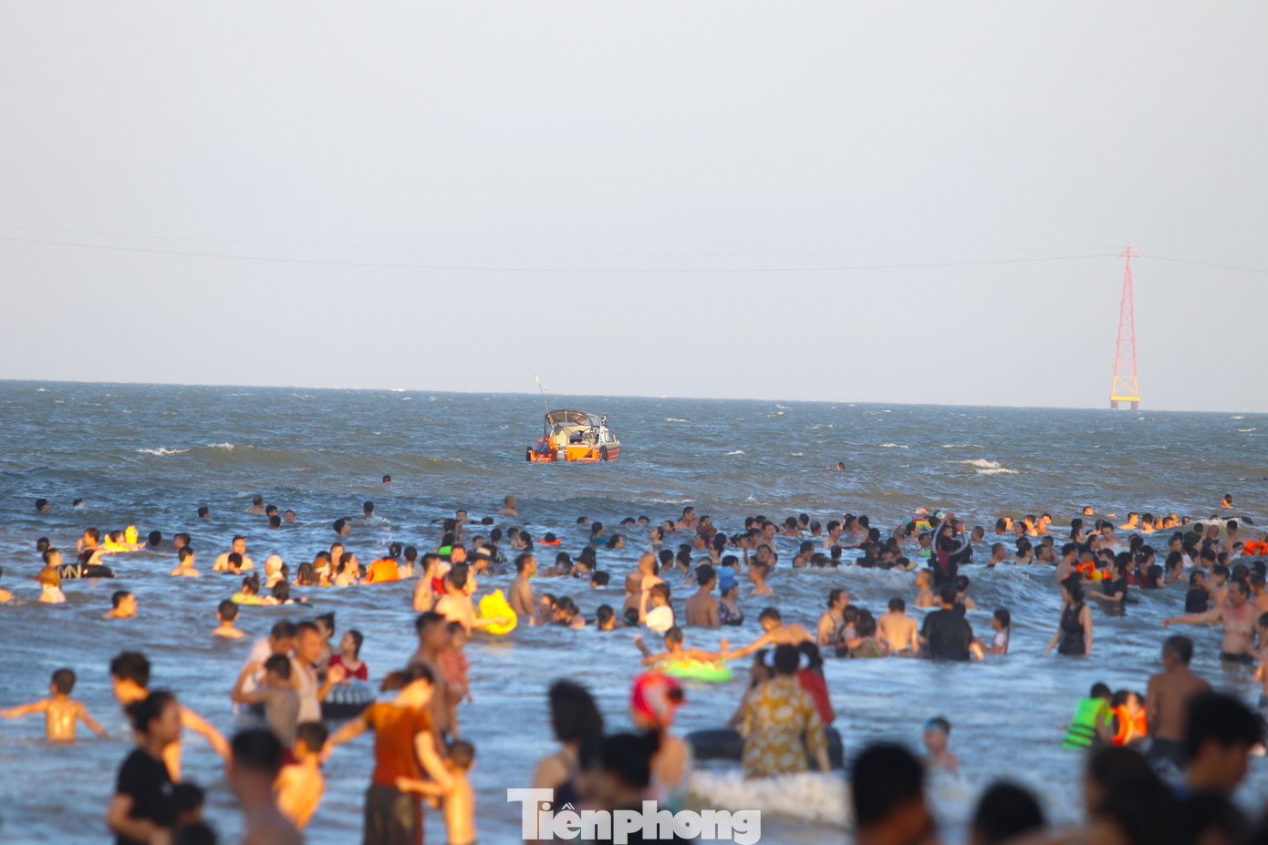Phía ngoài, nhiều tàu cano cứu hộ luôn túc trực để sẵn sàng ứng cứu khi du khách gặp vấn đề không may.