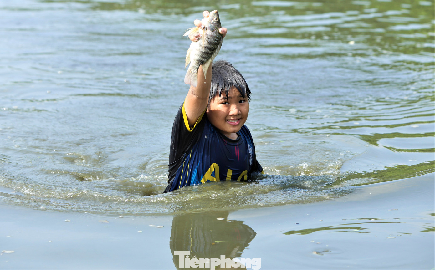 Các em nhỏ theo người lớn đến hồ bắt cá. Nụ cười vui vẻ khi bắt được cá.