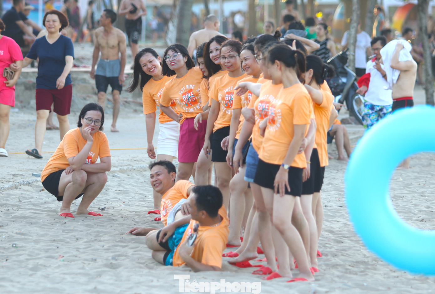 Biển Cửa Lò có bãi cát dài, trắng, sạch, thích hợp cho các cơ quan, đơn vị, lớp học tổ chức các trò chơi team building.