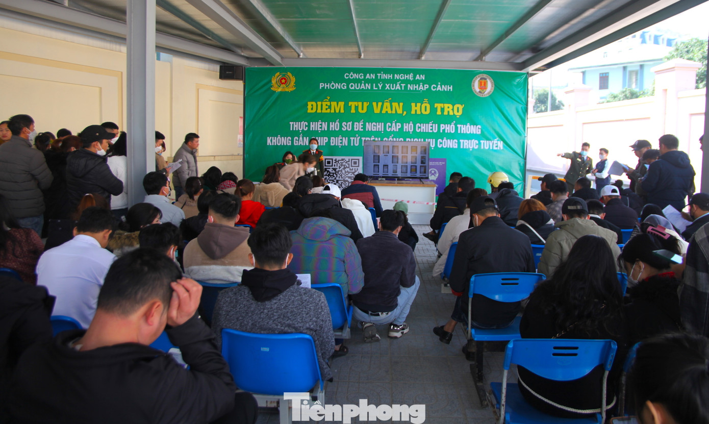 Ngày 31/1, có khá đông người đến trụ sở Phòng Quản lý Xuất nhập cảnh (Công an tỉnh Nghệ An) để làm các thủ tục cấp, đổi hộ chiếu, giấy thông hành... chuẩn bị cho những chuyến xuất ngoại sau kỳ nghỉ tết.