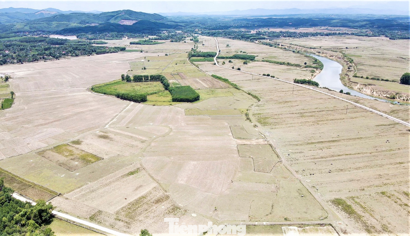 Nhiều diện tích đất nông nghiệp ở các xã Hà Linh, Điền Mỹ, Hương Thủy, Lộc Yên... không thể sản xuất vì thiếu nước.