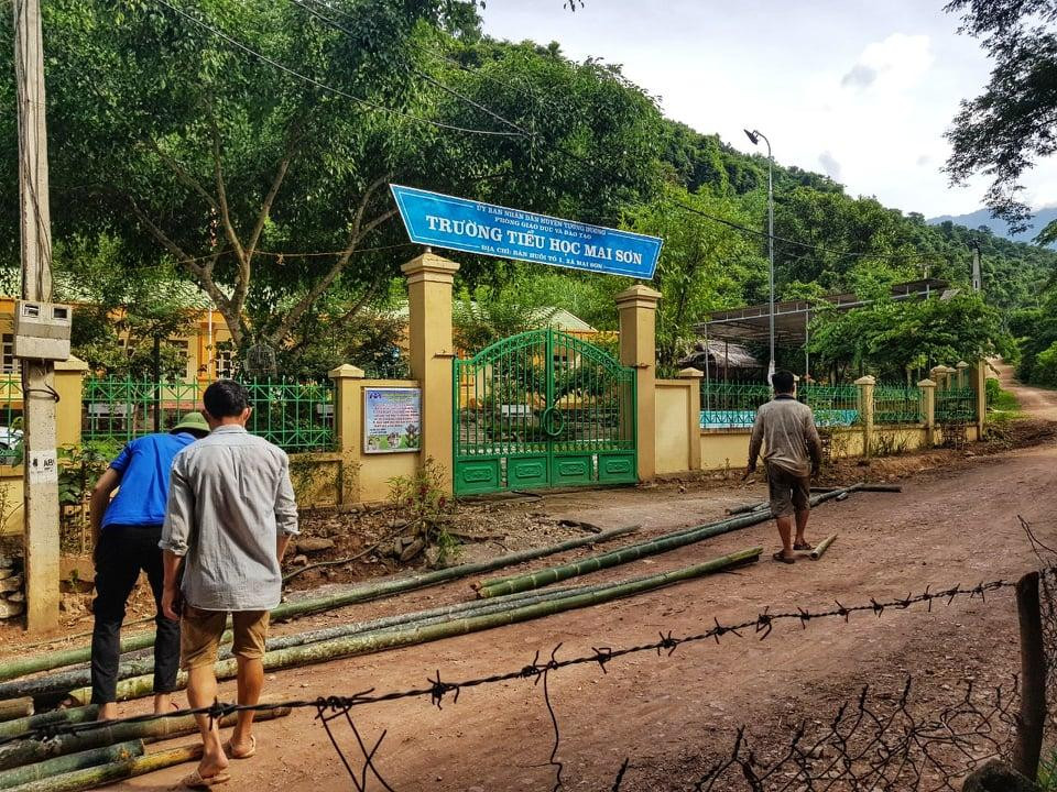 Từ sáng sớm, các thầy giáo trường Tiểu học Mai Sơn, huyện Tương Dương, Nghệ An đã tập trung sau kỳ nghỉ hè để sữa chữa cơ sở vật chất, làm mới nơi ăn, chốn ở cho học sinh bán trú, chuẩn bị năm học 2021-2022. Năm học 2021-2022, trường tiểu học Mai Sơn có 280 học sinh, trong đó có 120 em bán trú. Cơ sở vật chất thiếu thốn, các thầy giáo phải làm mới phòng ở, dùng tre nứa che chắn xung quanh và đóng giường ngủ cho các em. Từ sáng sớm, các thầy giáo trường Tiểu học Mai Sơn, huyện Tương Dương, Nghệ An đã tập trung sau kỳ nghỉ hè để sữa chữa cơ sở vật chất, làm mới nơi ăn, chốn ở cho học sinh bán trú, chuẩn bị năm học 2021-2022. Năm học 2021-2022, trường tiểu học Mai Sơn có 280 học sinh, trong đó có 120 em bán trú. Cơ sở vật chất thiếu thốn, các thầy giáo phải làm mới phòng ở, dùng tre nứa che chắn xung quanh và đóng giường ngủ cho các em.