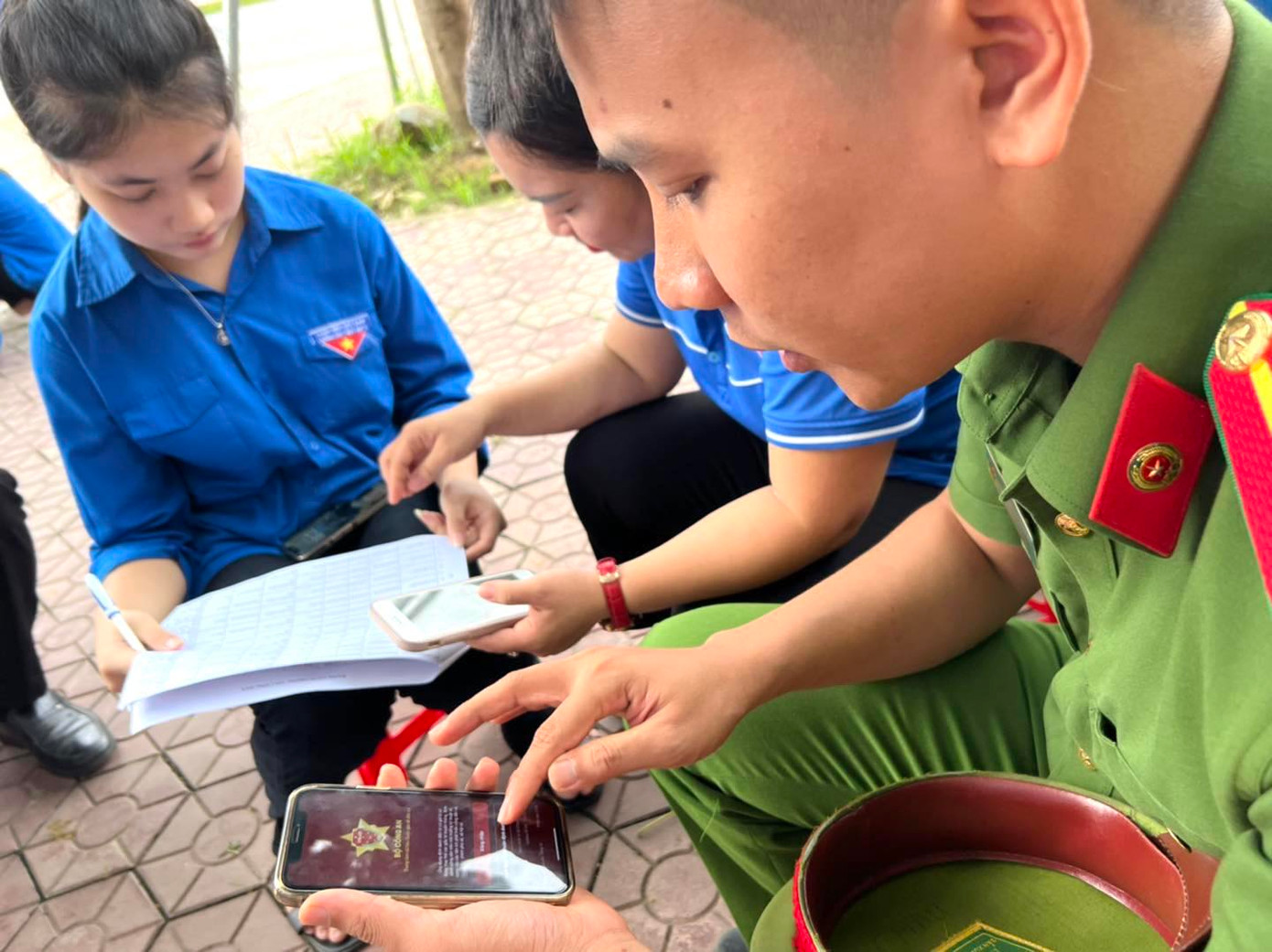 Việc hỗ trợ phụ huynh thí sinh cài đặt tài khoản định danh điện tử VNeID không chỉ góp phần tăng cường công tác chuyển đổi số cộng đồng mà còn nâng cao nhận thức của người dân về tầm quan trọng và tiện ích của tài khoản định danh điện tử đối với các lĩnh vực trong cuộc sống.