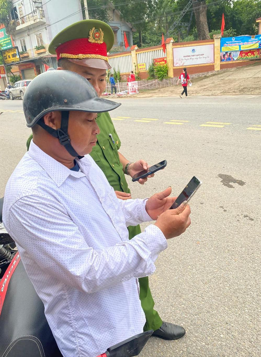 Hiện nay, các bước tự đăng ký tài khoản định danh điện tử trên ứng dụng VNeID tương đối rõ ràng, nhưng rất nhiều người chưa biết cách làm nên gặp phải không ít khó khăn trong việc kích hoạt tài khoản để sử dụng. Chính vì thế, các cán bộ công an đã hướng dẫn để mọi người có thể hiểu rõ cách đăng ký cũng như cách sử dụng tài khoản.