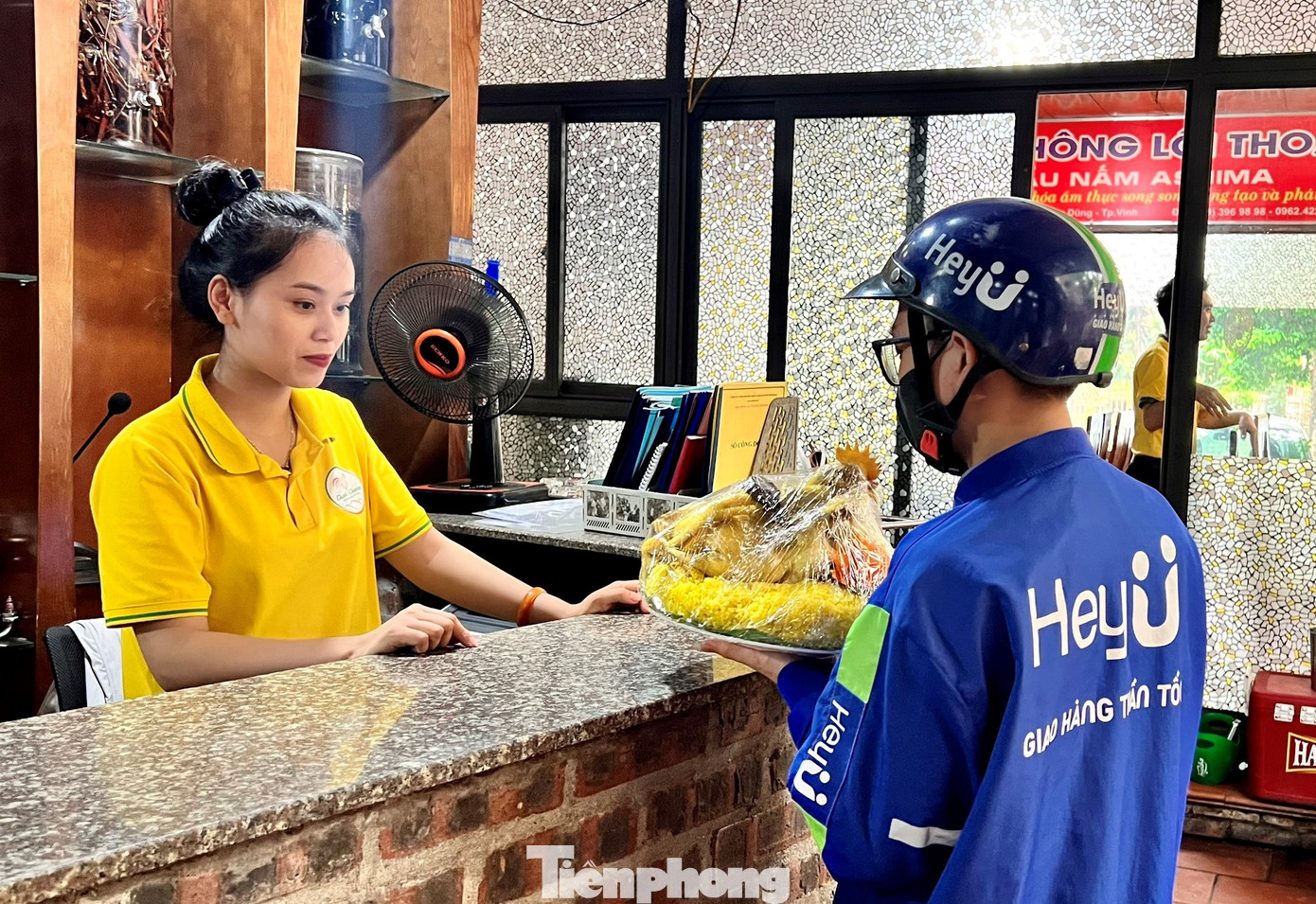 Nhiều cơ sở làm dịch vụ mâm cỗ cúng ngày rằm đều trong tình trạng bận rộn, cháy hàng.