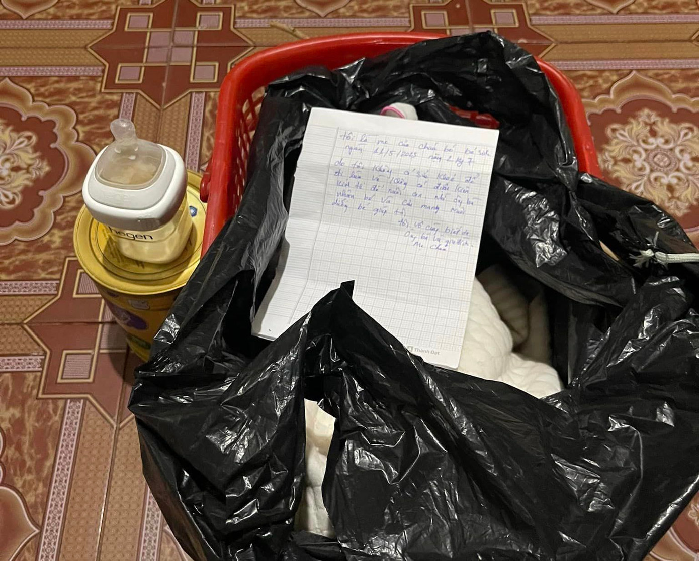 Đồ dùng và mảnh giấy ghi nội dung nhờ chăm sóc cháu.