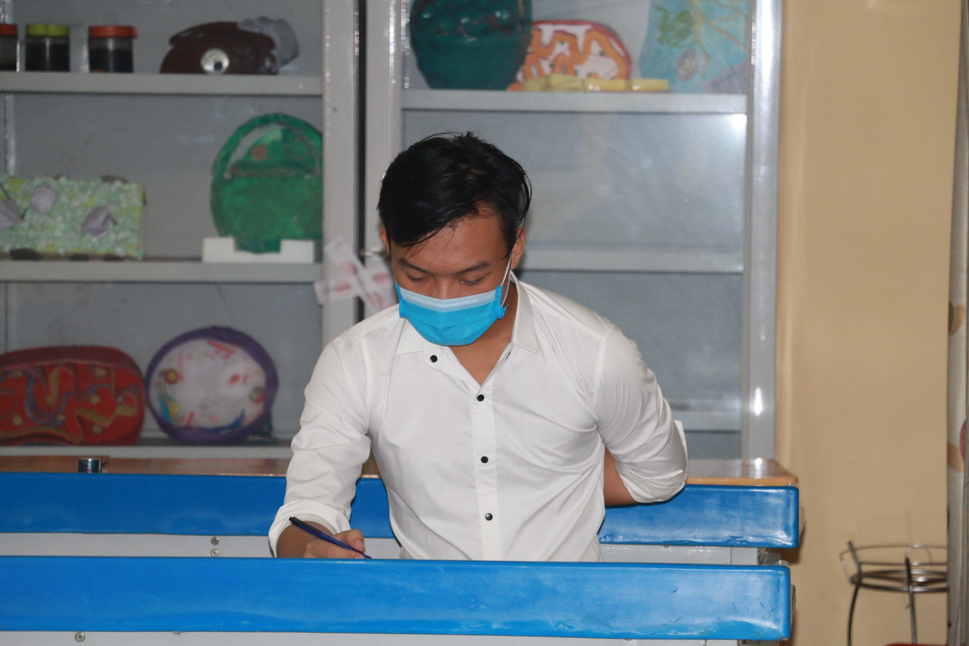 Thí sinh F2 được bố trí phòng riêng làm bài thi. Thí sinh F2 được bố trí phòng riêng làm bài thi.