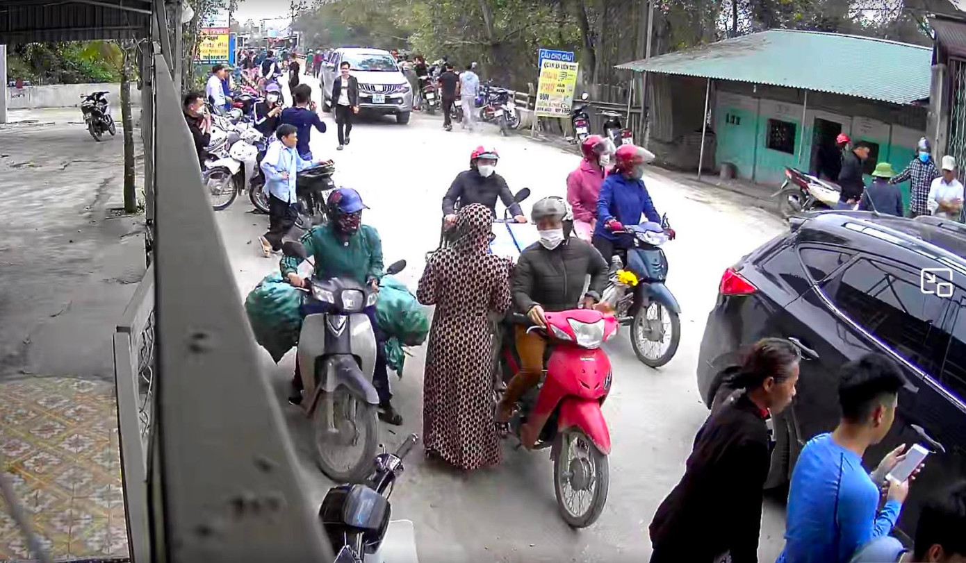 Rất đông người dân đến tìm kiếm nạn nhân.