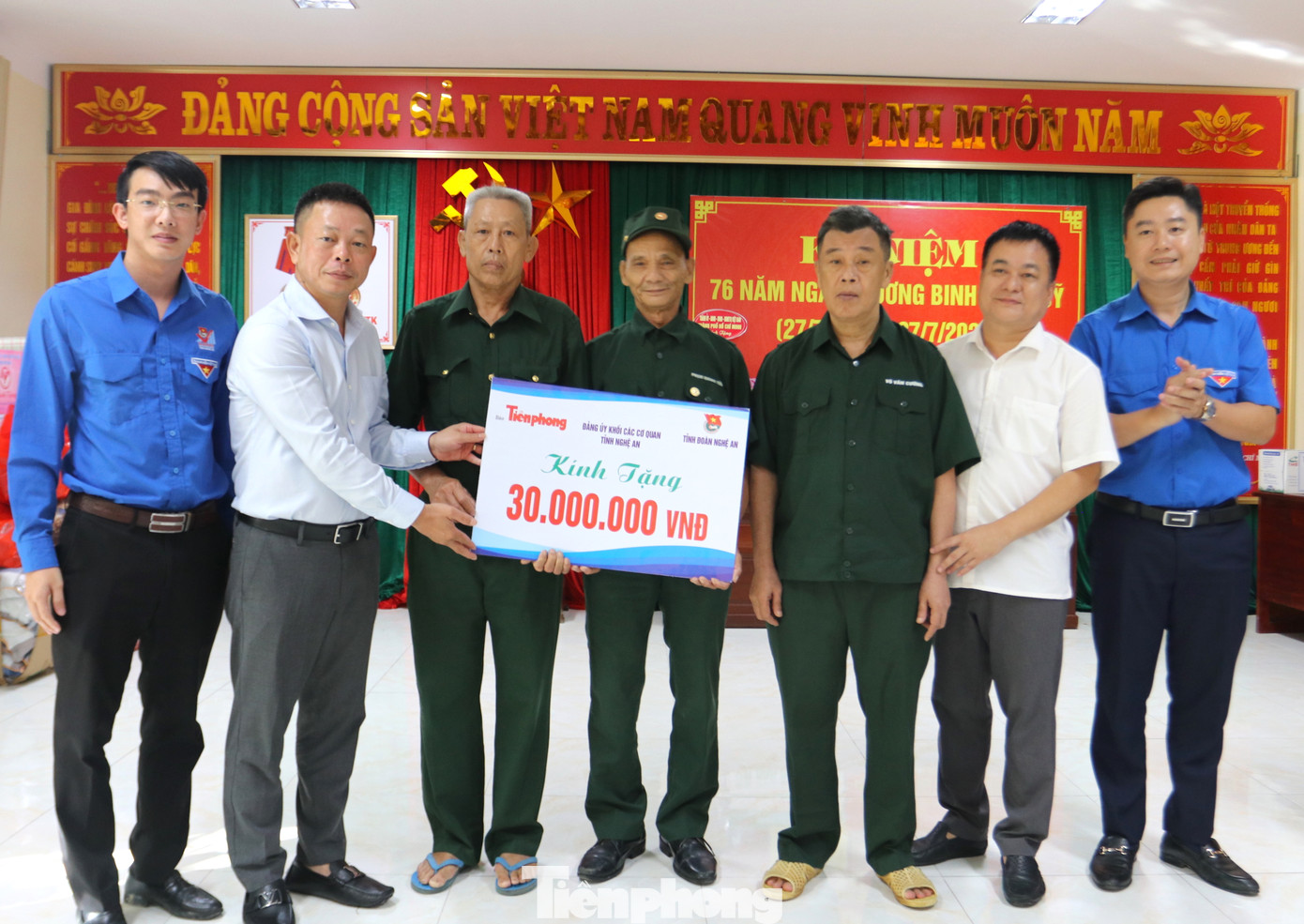 Nhà báo Phùng Công Sưởng, anh Lê Văn Lương, Ủy viên BTV Trung ương Đoàn, Bí thư Tỉnh đoàn Nghệ An; anh Nguyễn Công Minh, Bí thư Đoàn khối các cơ quan tỉnh Nghệ An thay mặt các nhà hảo tâm trao tặng 60 triệu đồng đến với các bác thương bệnh binh.