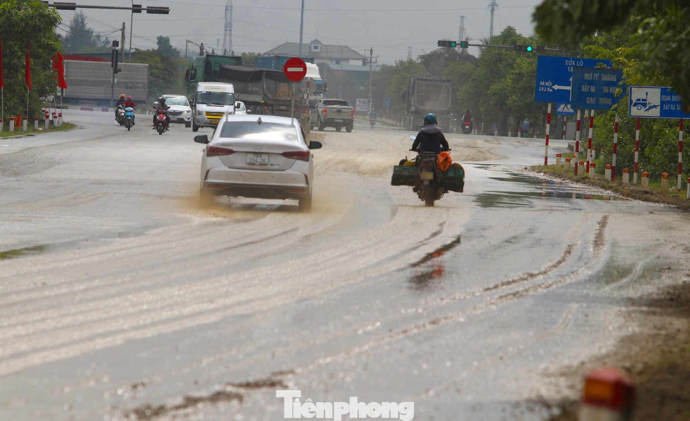 Những ngày qua, người dân sống 2 bên tuyến QL 46B, đoạn từ khu vực Eo gió xã Hưng Tây (huyện Hưng Nguyên, Nghệ An) đến ngã tư giao với QL1 tuyến tránh TP. Vinh (Nghệ An) bức xúc vì luôn phải sống trong tình trạng ô nhiễm bụi bẩn. Trời nắng bụi mù trời, mưa thì đường nhão nhoẹt bùn đất khiến cuộc sống, công việc của người dân bị ảnh hưởng lớn.