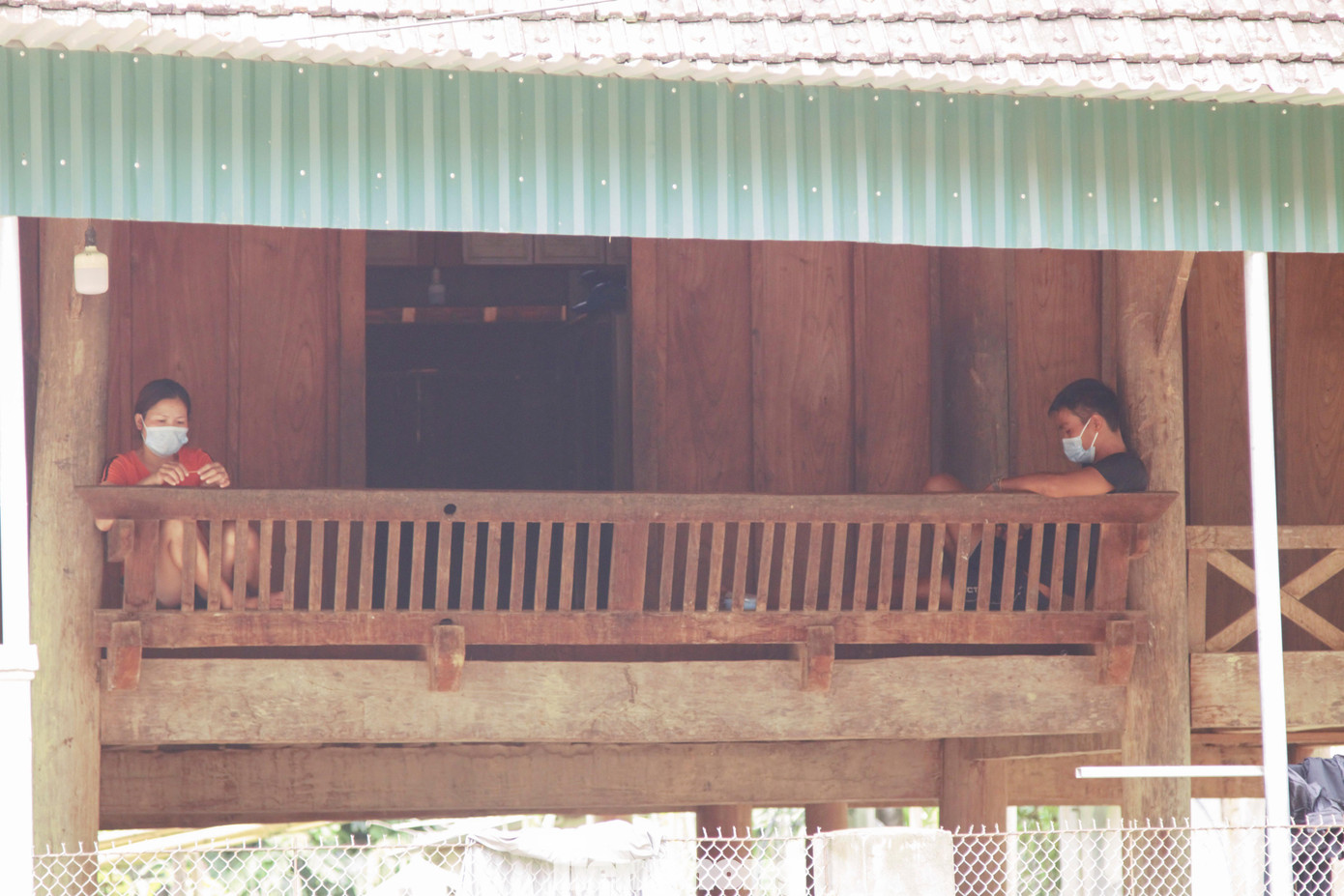 Những BN nhiễm COVID-19 ở bản La Ngan được ngành y tế xác định xuất phát từ ổ dịch ở bản Chằm Puông, xã Lượng Minh, huyện Tương Dương. Cả hai bản đều là nơi cư trú của dân tộc Khơ Mú nên có nhiều mối quan hệ họ hàng, chỉ qua một sườn núi, người dân có thể gặp nhau. Hiện, bản La Ngan đã được chính quyền địa phương phong tỏa và xã Chiêu Lưu thực hiện chỉ thị 16 của Thủ tướng Chính phủ.