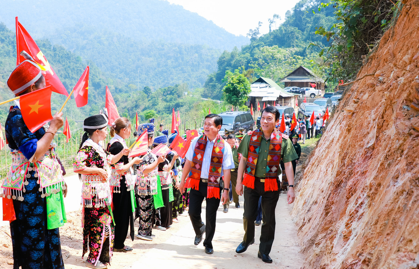 Người dân chào mừng lãnh đạo Bộ Công an, tỉnh Nghệ An về dự Chương trình vận động, hỗ trợ xây dựng nhà cho người nghèo, người có khó khăn về nhà ở trên địa bàn tỉnh Nghệ An.