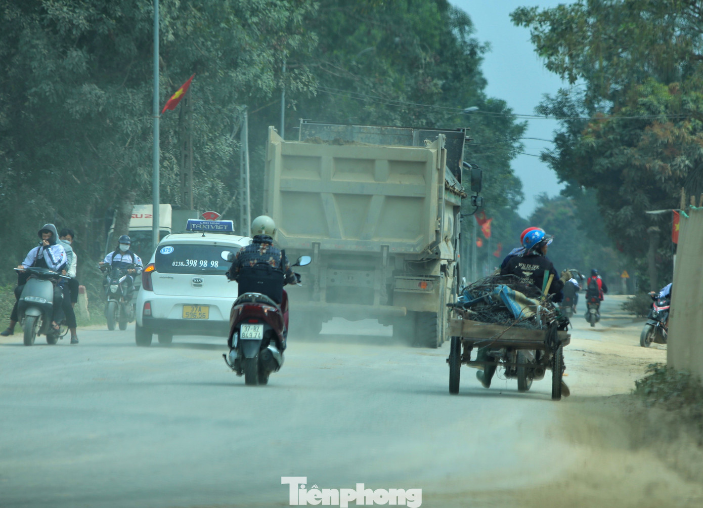 Trước thực tế xe tải, xe ben có dấu hiệu quá khổ, quá tải chạy hàng loạt trên các tuyến đường nhưng vắng bóng lực lượng thanh tra giao thông, Ông Nguyễn Viết Hùng - Chánh Thanh tra Sở GTVT Nghệ An cho biết, đơn vị có 32 cán bộ, thời gian qua đơn vị thành lập nhiều tổ thực hiện các chuyên đề của Bộ GTVT nên việc tuần tra kiểm soát xe quá khổ, quá tải chỉ mang tính thường xuyên chứ không tăng cường cao điểm.