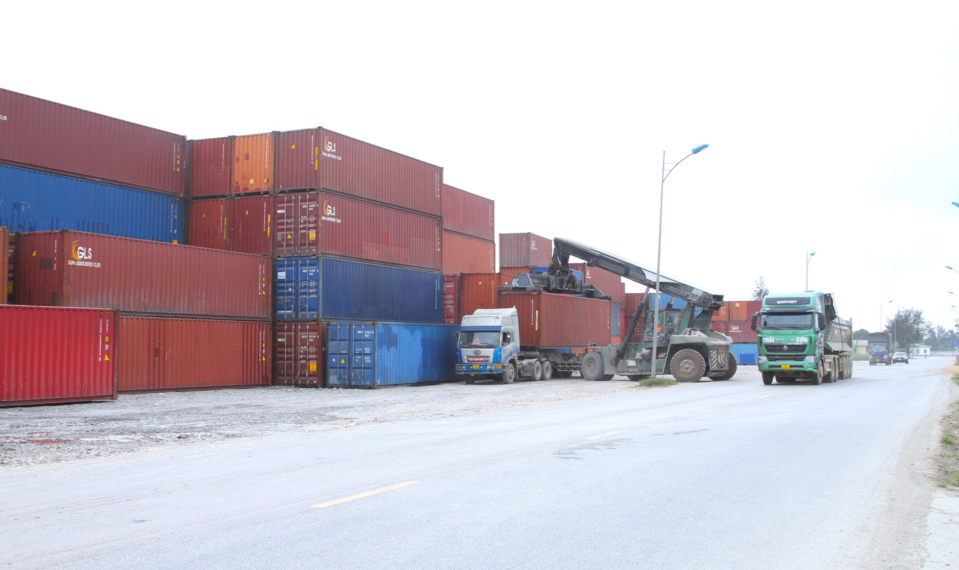 Ông Hoàng Văn Cường - Hạt trưởng Hạt Giao thông huyện Nghi Lộc xác nhận, việc doanh nghiệp đặt container bên đường là vi phạm hành lang an toàn giao thông đường bộ. Ông Cường cho biết, đây là một vấn đề nan giải chưa xử lý được. Đơn vị này đã nhiều lần xuống kiểm tra, nhắc nhở, nhưng phía doanh nghiệp vẫn tiếp tục việc lấn chiếm hành lang an toàn giao thông để đặt thùng container.