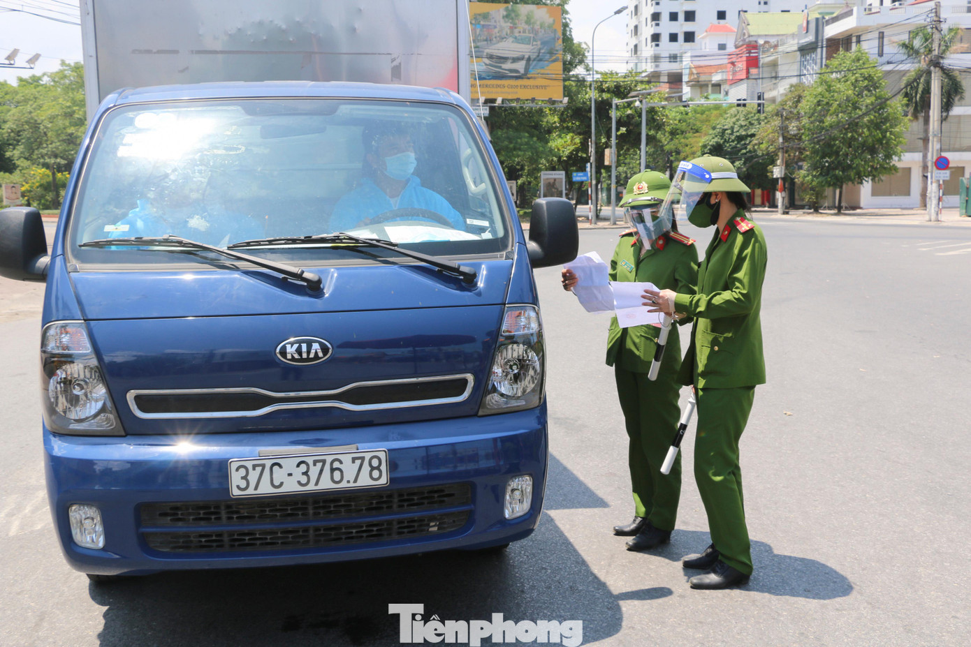 Ghi nhận tại chốt 34, vòng xuyến đường Nguyễn Thị Minh Khai, Lê Hồng Phong, Trung tá Vi Thị Bình, Thượng úy Nguyễn Thị Phương đang "đội nắng" kiểm tra một phương tiện lưu thông qua chốt.